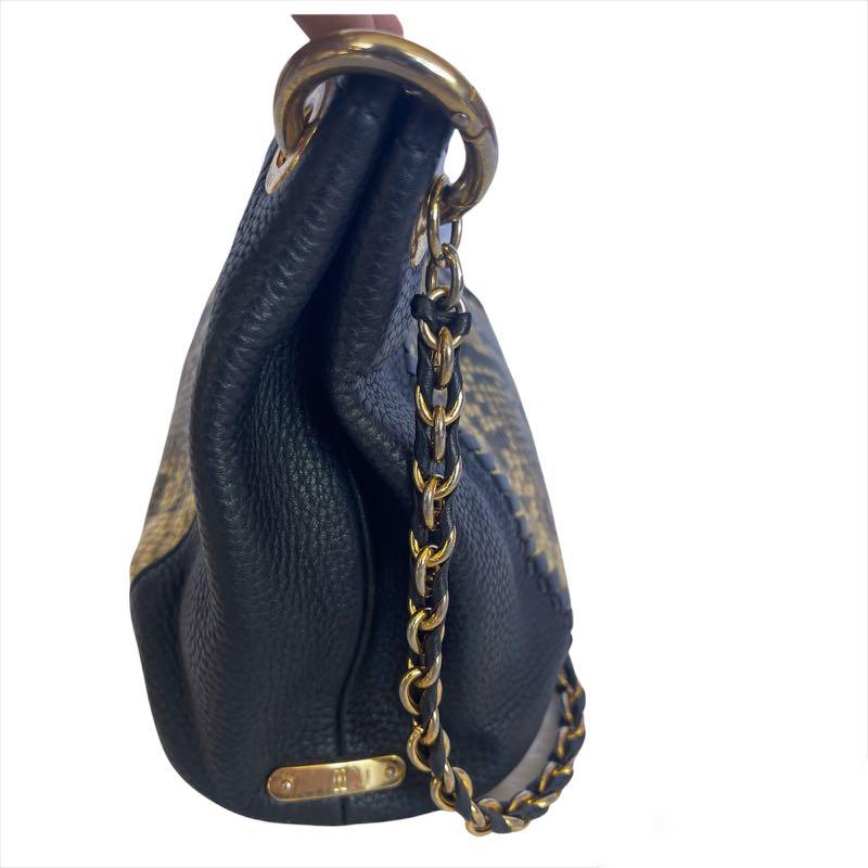 Auth Daks Snakeskin Chain Bag (Category: Shoulder Bags) located in Cotabato. Submitted by littlestuff08 (Listing ID 1149883954, Image 3). Description: Description: Style: Bag with code Condition: Used. Slight peeling at the top opening but not noticeable. (please check photos for more details) Size: Please check measurents in the photos Mine @ Php 780 Inclusion/s: None. Note: For Preowned/Used Items, please manage your expectation. If you are met