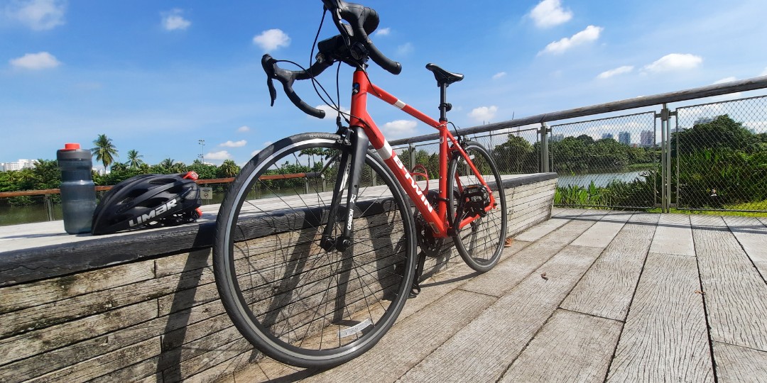 Great Road Bike for starter Max 50km h with it. FREE helmet