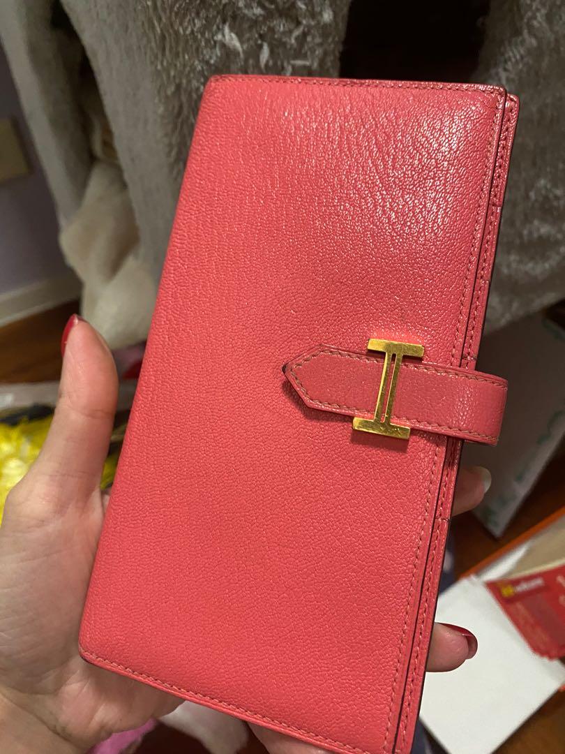 Hermes Bearn Wallet （分類：銀包、卡片套）位於 Hong Kong。 由 mio2022 提交（商品編號 1149928043，圖片 2）。簡介： 只有原装盒，已經無收據，可配验 Mysoregoatskin山羊皮 U5 金扣 新淨無乜污漬 Size:L17.5cmxH9cmxD0.4cm A stamp 好少用,一直擺系盒入面。