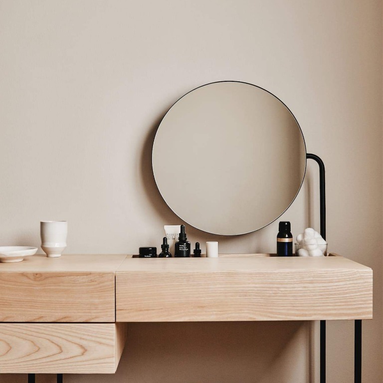 Minimal outlet vanity table
