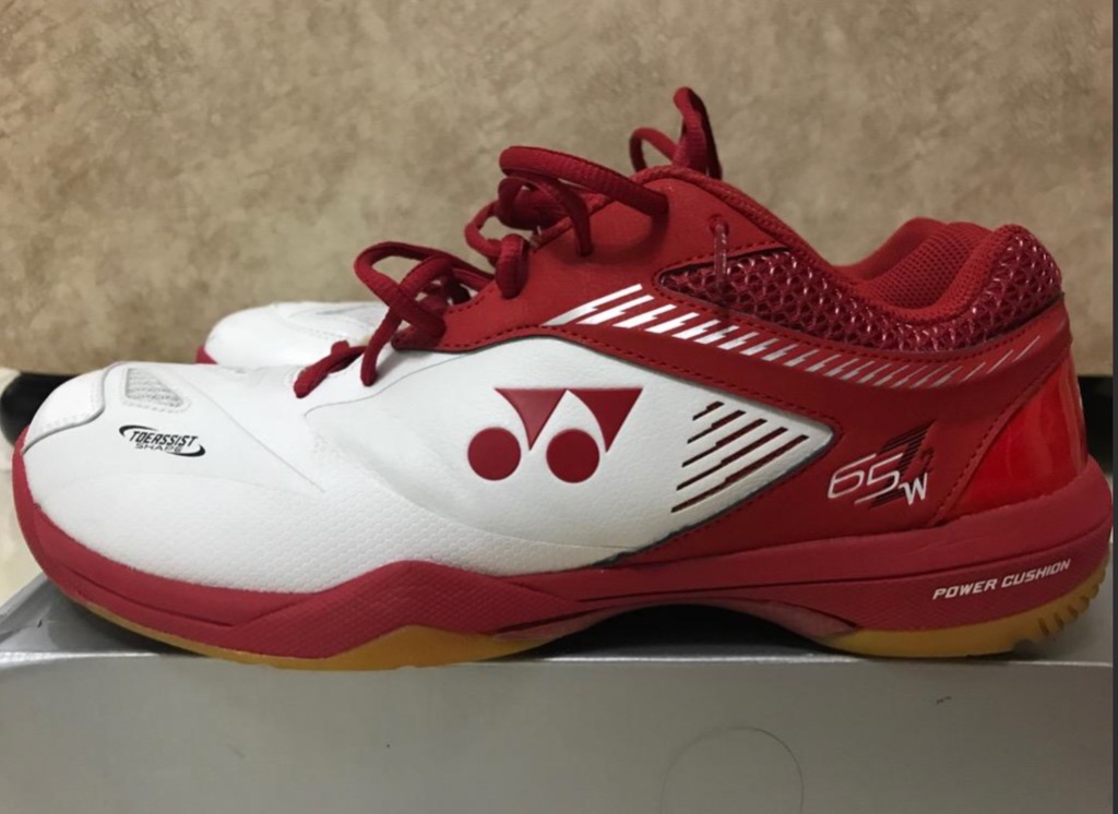 Yonex deals red shoes
