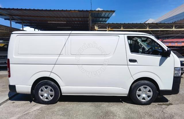 Toyota hiace hotsell panel van 2019