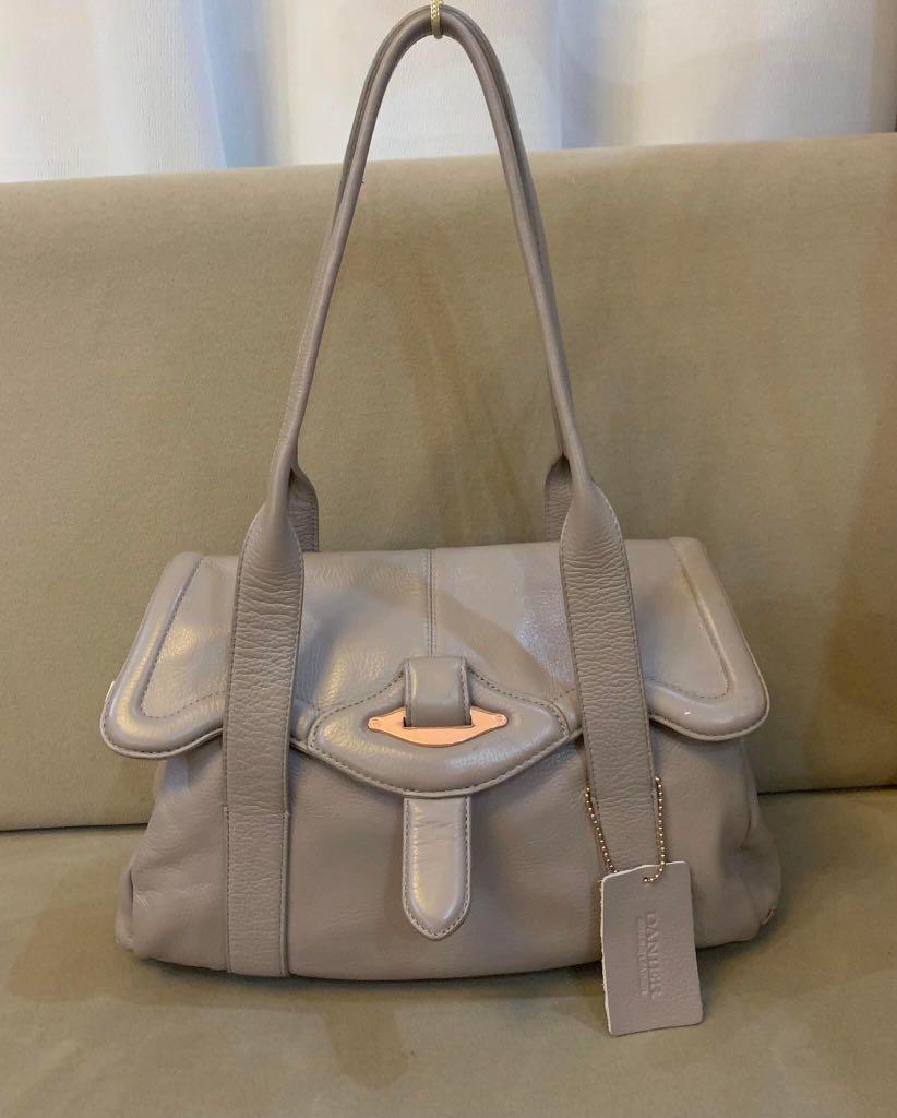 Danier Leather Shoulder Bag (Category: Luxury Bags & Wallets) located in Paranaque City. Submitted by katlouieleandicho (Listing ID 1146671183, Image 2). Description: 💯Authentic #Danier Leather Shoulder Bag Rank A Made in Japan Price : P1K.