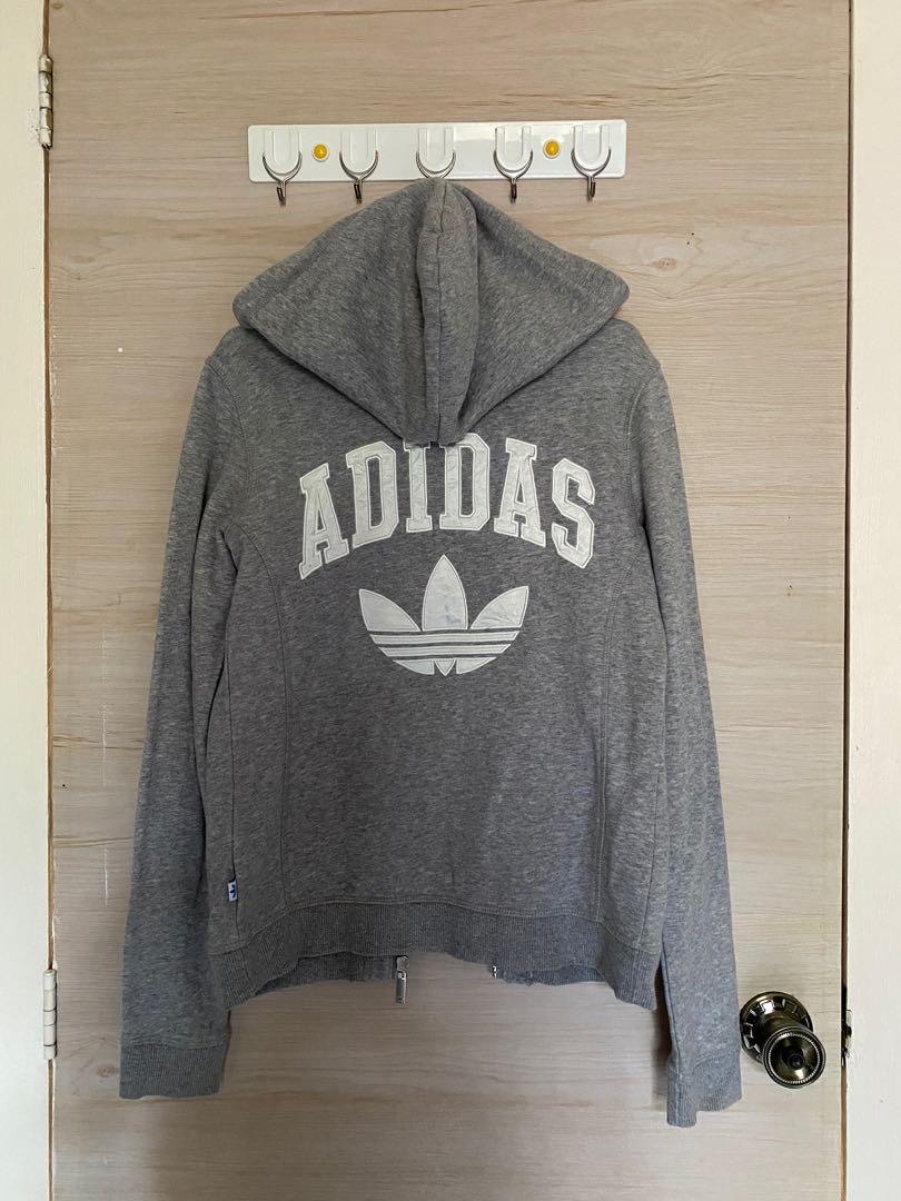 Original Adidas jacket (Category: Coats, Jackets and Outerwear) located in Makati City. Submitted by stufflookup (Listing ID 1146617112, Image 2). Description: In very good condition. Ribbing are still tight, no tarnish on the zipper, no stains or anything. Firm on price..