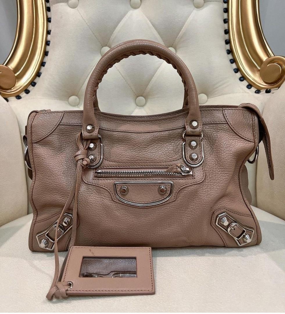 auth balenciaga medium edge (Category: Luxury Bags & Wallets) located in Manila. Submitted by whemc (Listing ID 1150176955, Image 1). Description: Strap mirror.