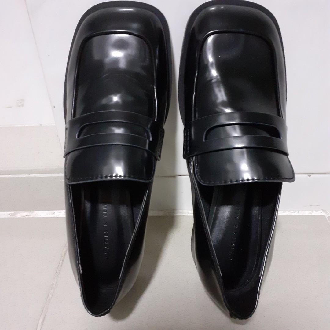 Shoes with broad front clearance