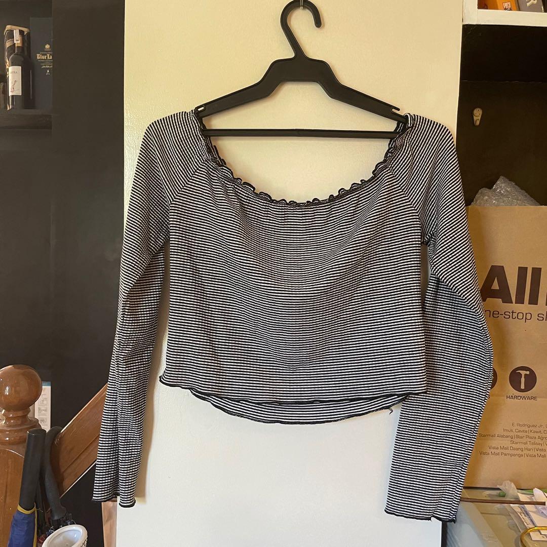 Ghanda Off shoulder Stripes Top (Category: Longsleeves) located in Manila. Submitted by imasupernova (Listing ID 1150099709, Image 1). Description: Brand: Ghanda Can fit S-M Best fits M-L Garterized Other photos grabbed from previous seller RFS: Too big for me on the bust part Payment thru GCash and BPI only Can ship via Shopee Checkout (ShopeePay only).