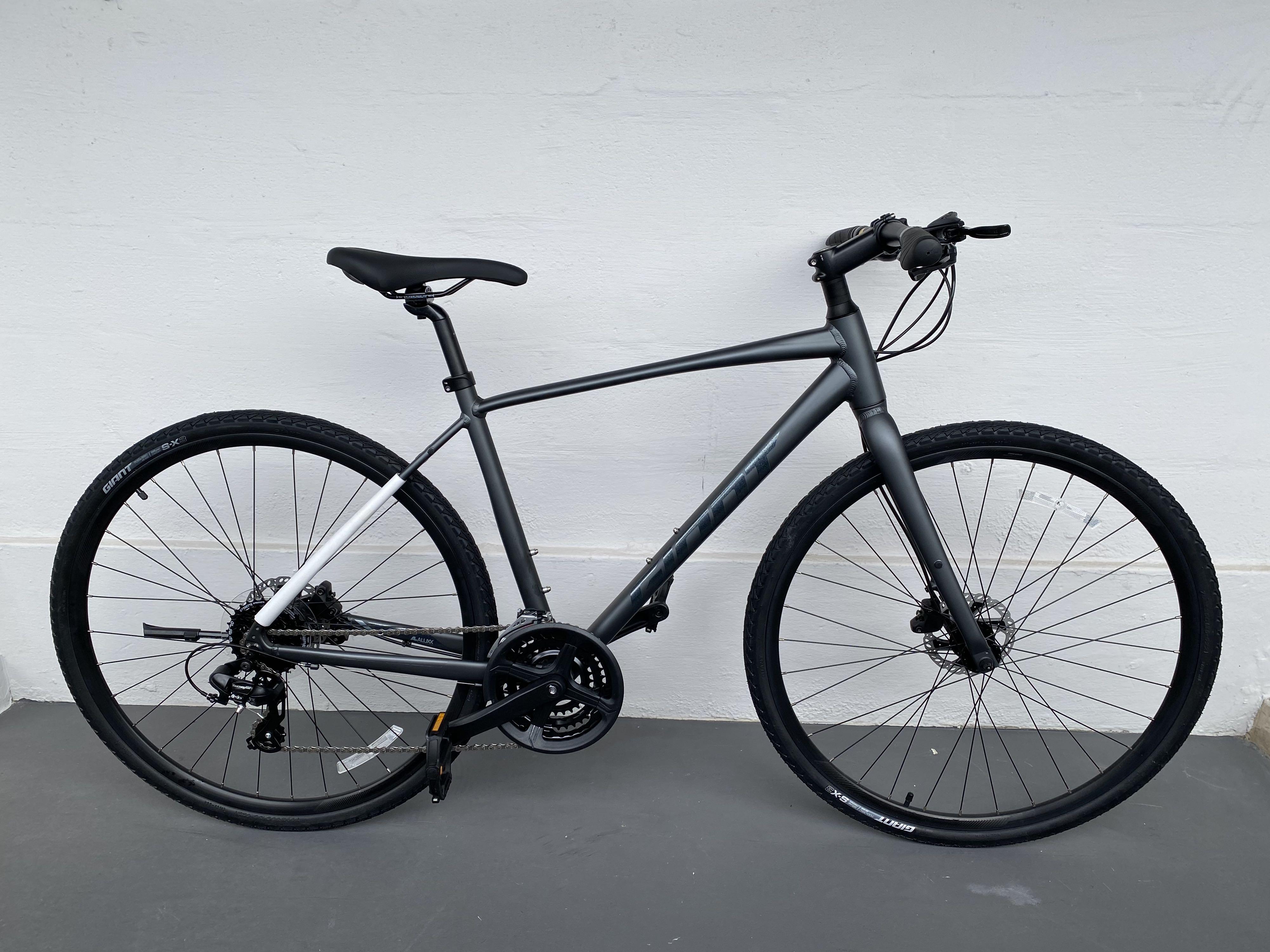 Giant Escape Hybrid Bike PO with freebies, Sports Equipment