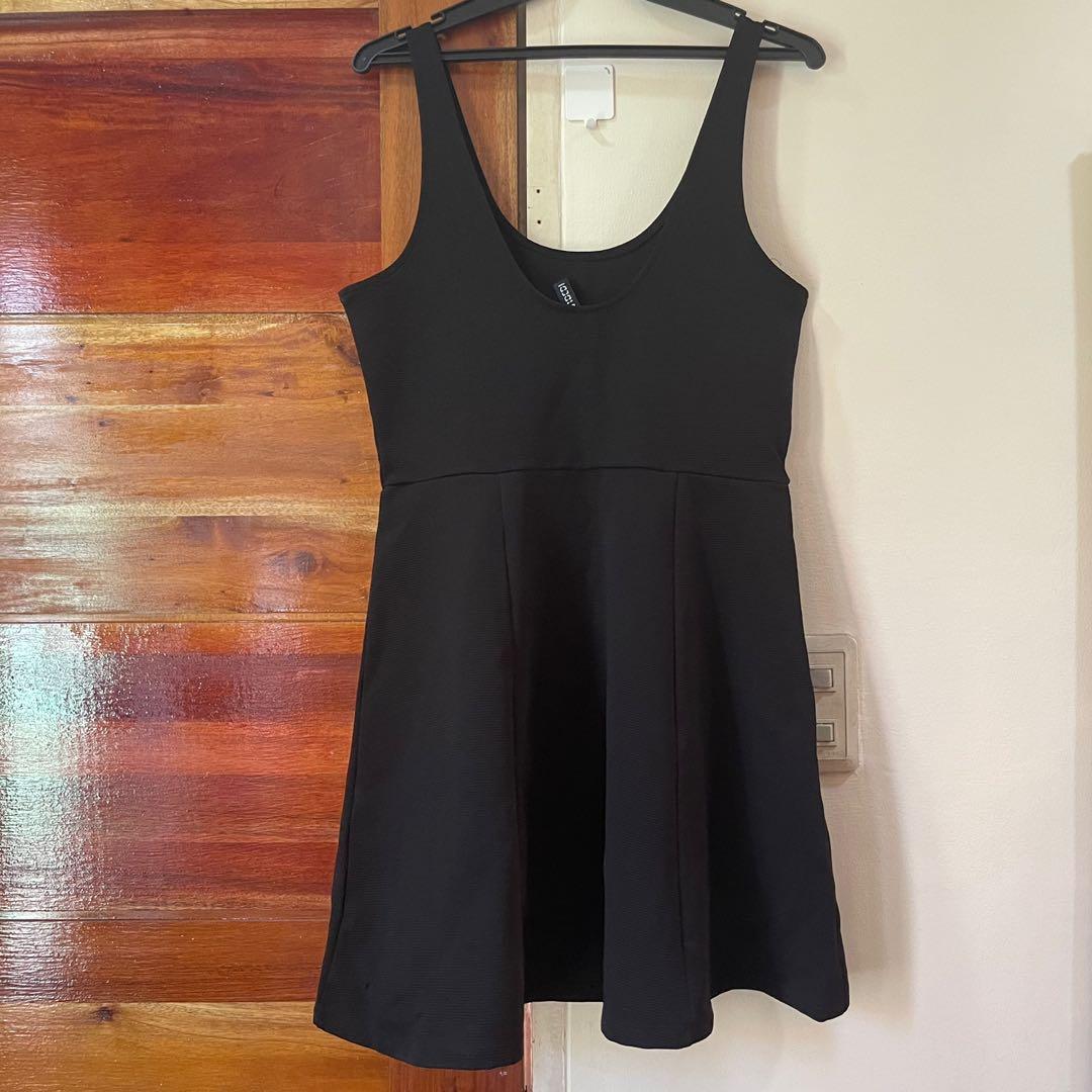 H&M Black Dress (Category: Dresses) located in Manila. Submitted by imasupernova (Listing ID 1150103992, Image 2). Description: Brand: H&M (Store bought) Authentic Brand New Never been used Can fit M-L Best fits L RFS: Too big for me Payment thru GCash and BPI only Can ship via Shopee Checkout (ShopeePay only).