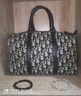 (Category: ) located in . Submitted by Handbags_90 (Listing ID 1149393096, Image 1). Description: .