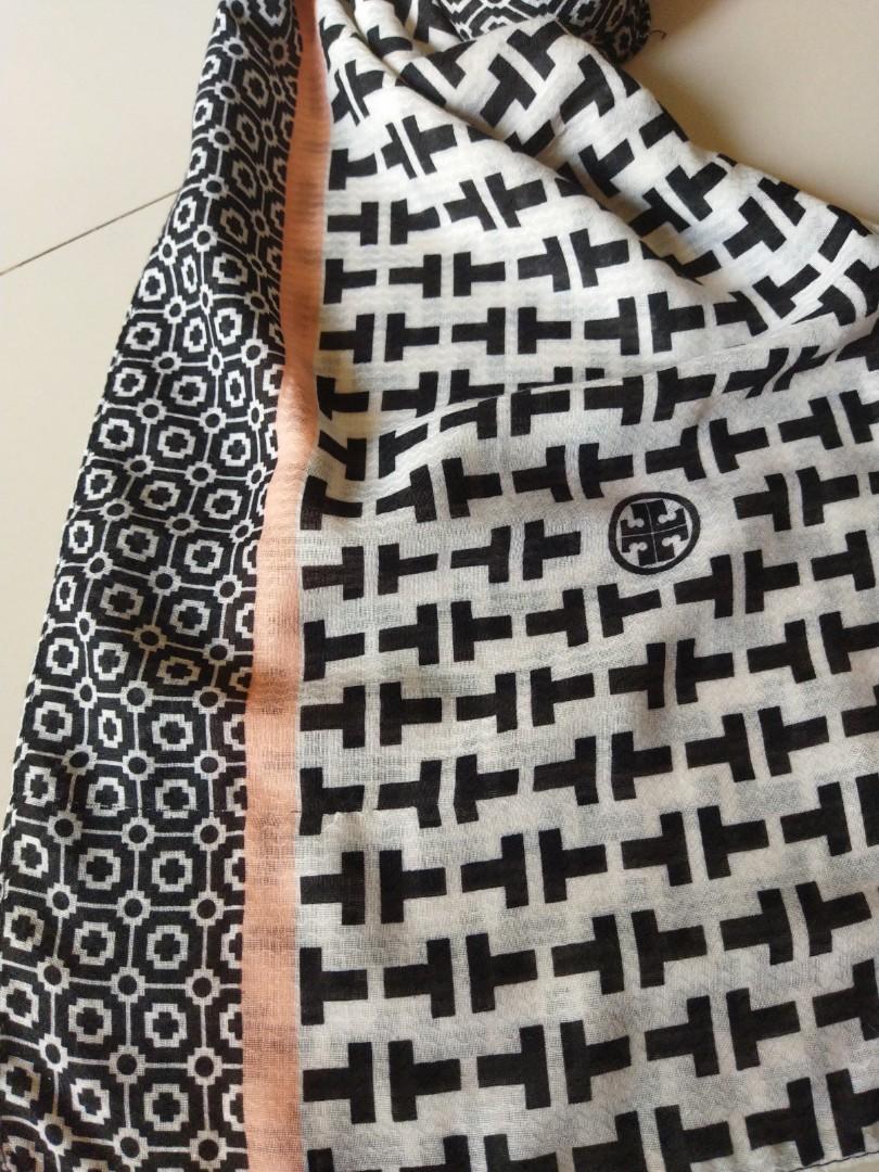 Pashmina Lambang Tory Burch Hitam, Fesyen Wanita, Muslim Fashion, Syal di  Carousell