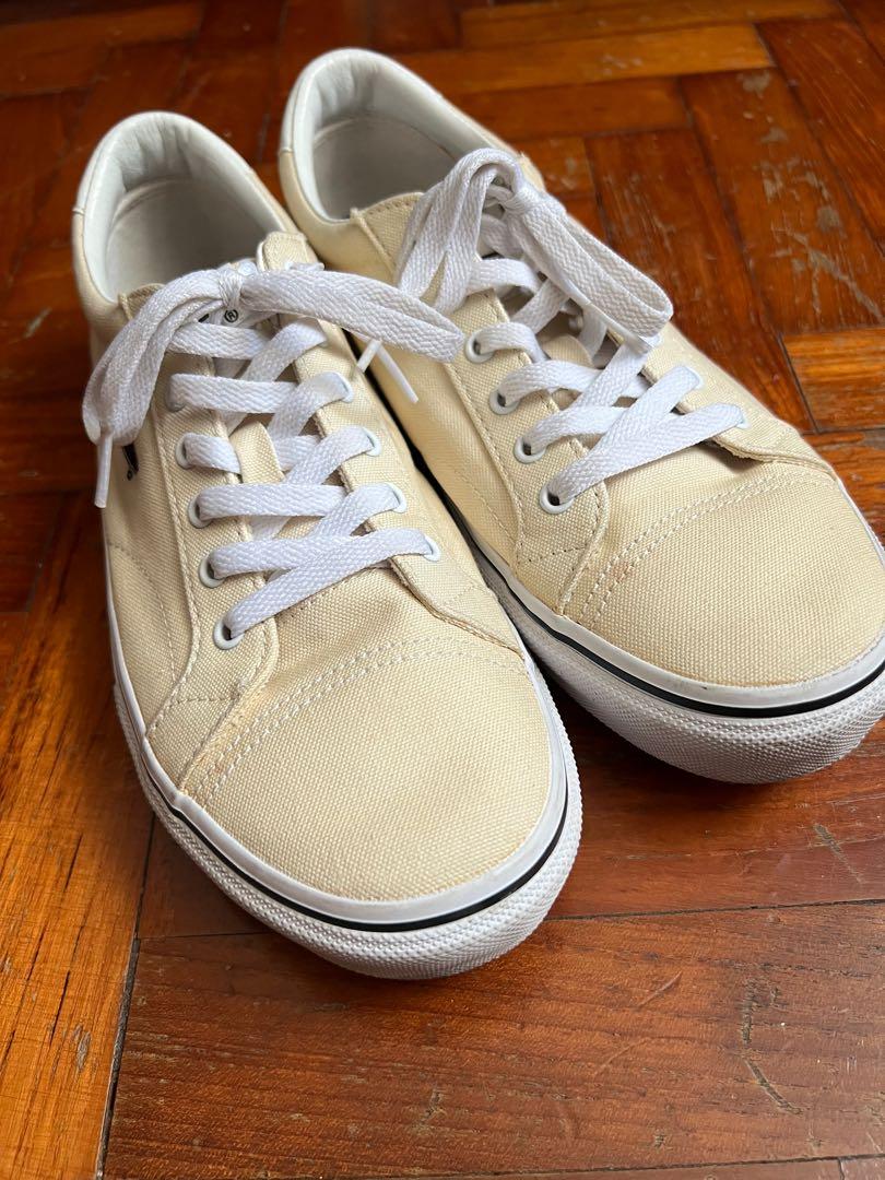 White vans clearance with vans logo