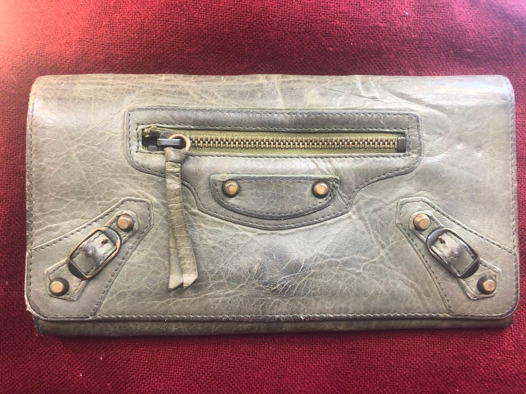 Authentic Balenciaga wallet (Category: Luxury Bags & Wallets) located in Las Pinas. Submitted by jaydeeclutters (Listing ID 1150241215, Image 1). Description: Well-used but not abused Sage green color Dimensions: 7.5 inches x 4 inches .