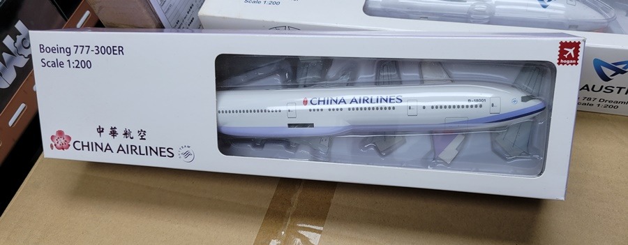 China Airlines B777-300ER B-18001 Hogan Wings 1:200 0045 plastic model,  興趣及遊戲, 玩具& 遊戲類- Carousell