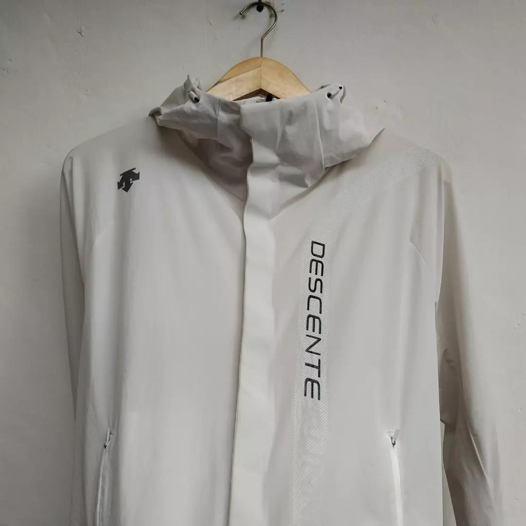 Descente Running Jacket size fit M material stretch waterproof minus noda dikit