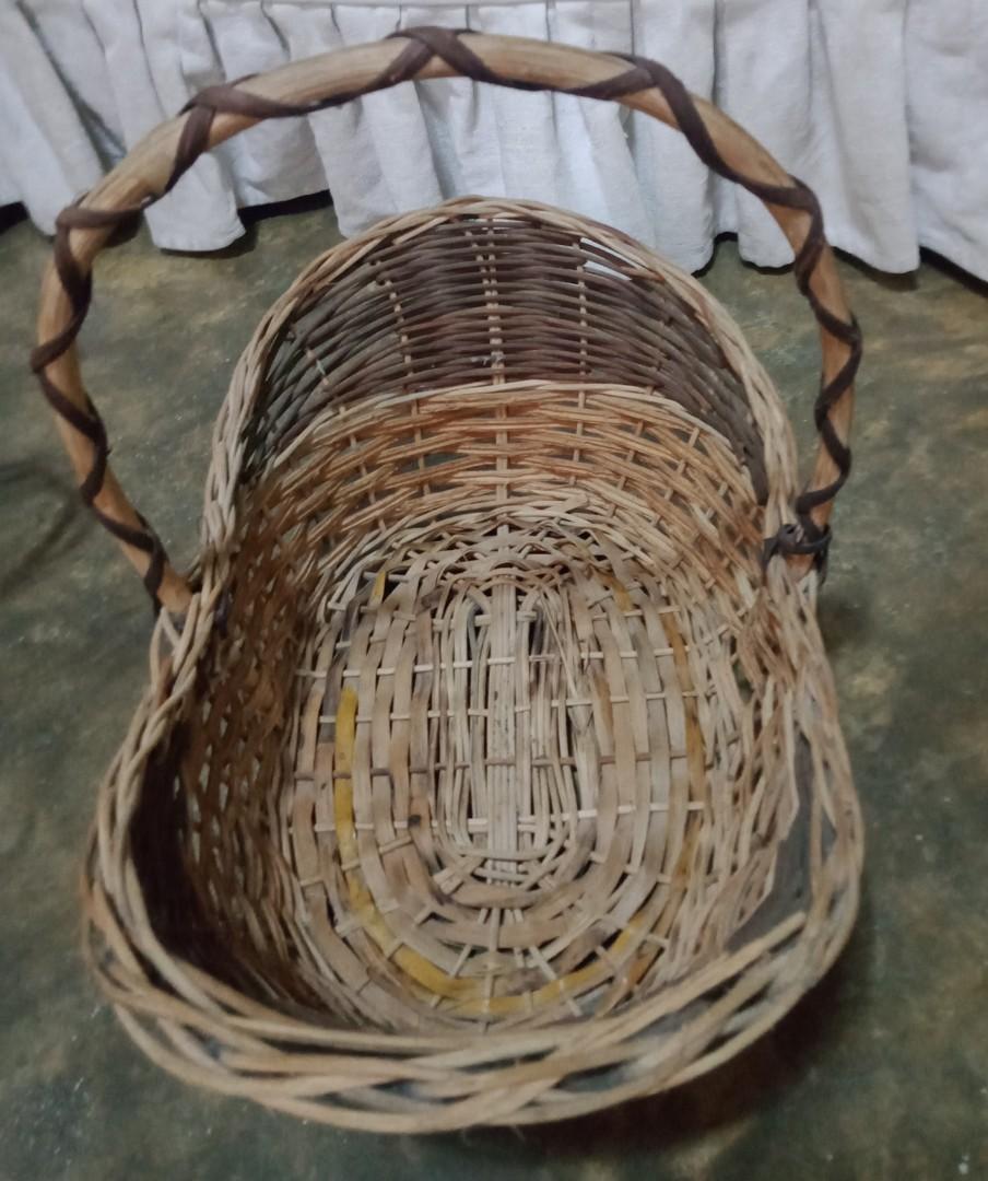 Native basket w/ handle (Category: Gift Baskets & Hampers) located in Quezon City. Submitted by Dbakerbel_th (Listing ID 1150255495, Image 1). Description: ✅11" Width ✅19" Length ✅13" Height.