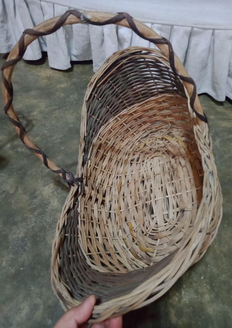 Native basket w/ handle (Category: Gift Baskets & Hampers) located in Quezon City. Submitted by Dbakerbel_th (Listing ID 1150255495, Image 3). Description: ✅11" Width ✅19" Length ✅13" Height.
