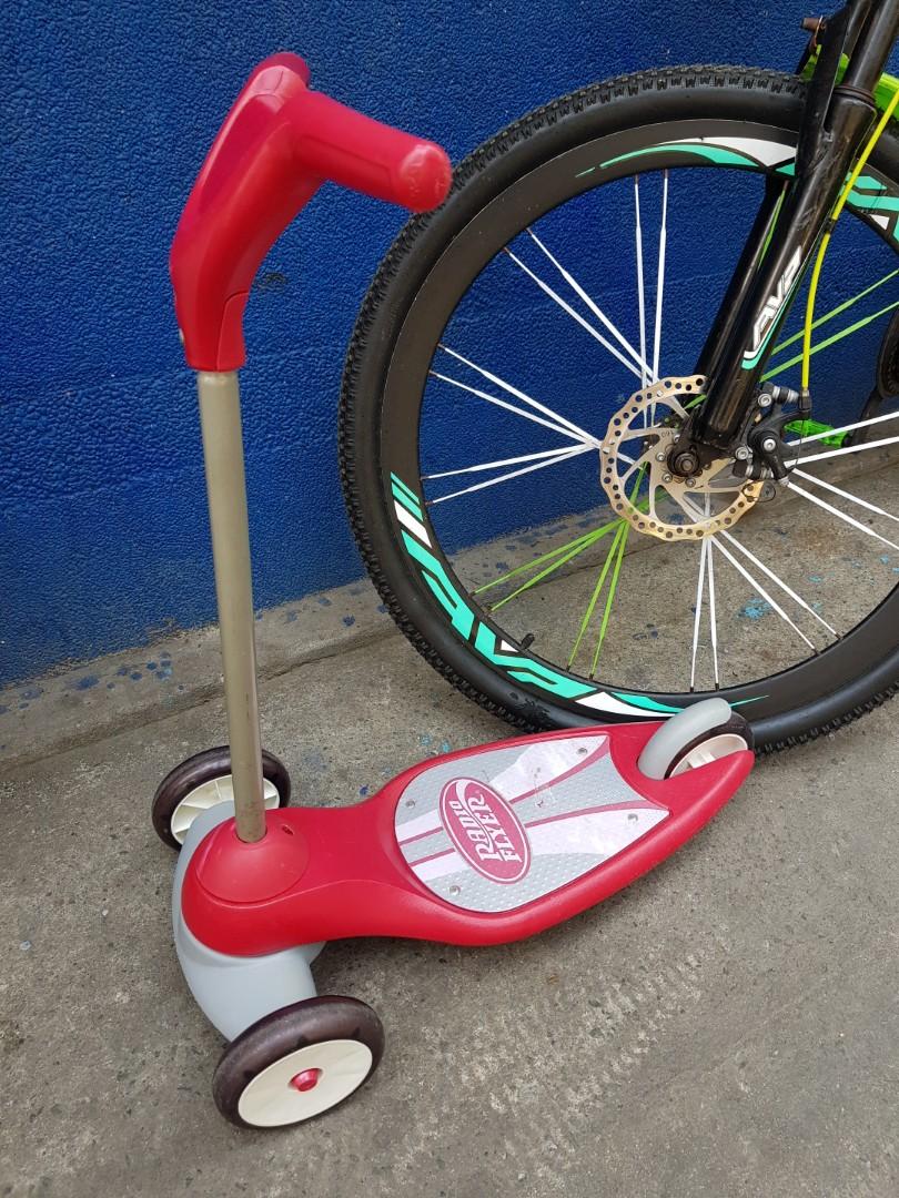 RADIO FLYER My 1st Scooter (Category: Infant Playtime) located in Manila. Submitted by mamaloverakkie (Listing ID 1150337156, Image 2). Description: USED/PRELOVED! when buying preloved item pls. dont expect too much! expect me mga signs of used. 🥰❤😍😘🤗 PLS. ZOOM IN PHOTOS FOR THE ITEM CONDITION PO🧐🧐🧐🧐🧐.