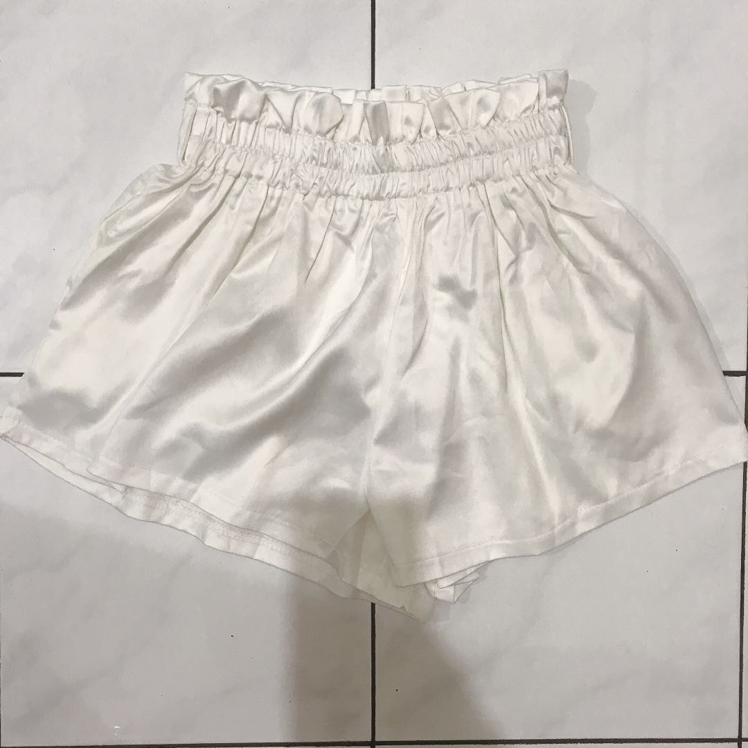 SILK SHORTS CELANA PENDEK, Fesyen 