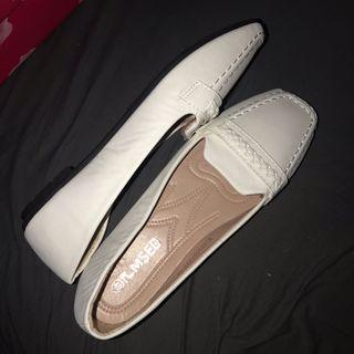 BRAND NEW FLATS WHITE SANDALS