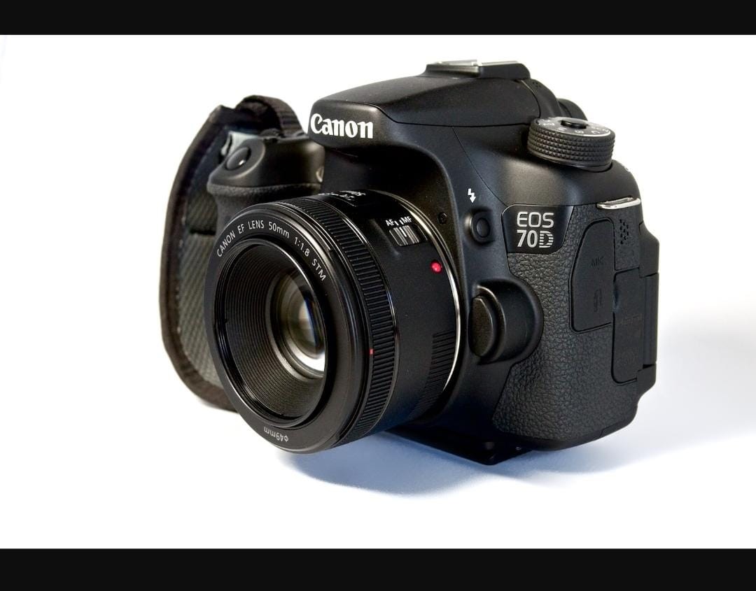 Với máy ảnh Canon 70D F1.8 và ống kính 50mm, bạn có thể chụp ảnh với sự tinh tế và độ nét cực cao. Sản phẩm này hoàn toàn phù hợp cho những người đam mê nhiếp ảnh và rất thuận tiện để sử dụng. Tận hưởng trải nghiệm chụp ảnh mượt mà và chất lượng hình ảnh tốt nhất.