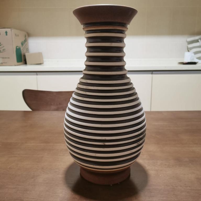 Ceramic Flower Vase Brown & White Stripe Colour / Pasu Bunga seramik Warna  Coklat & Belang Putih, Furniture & Home Living, Home Decor on Carousell