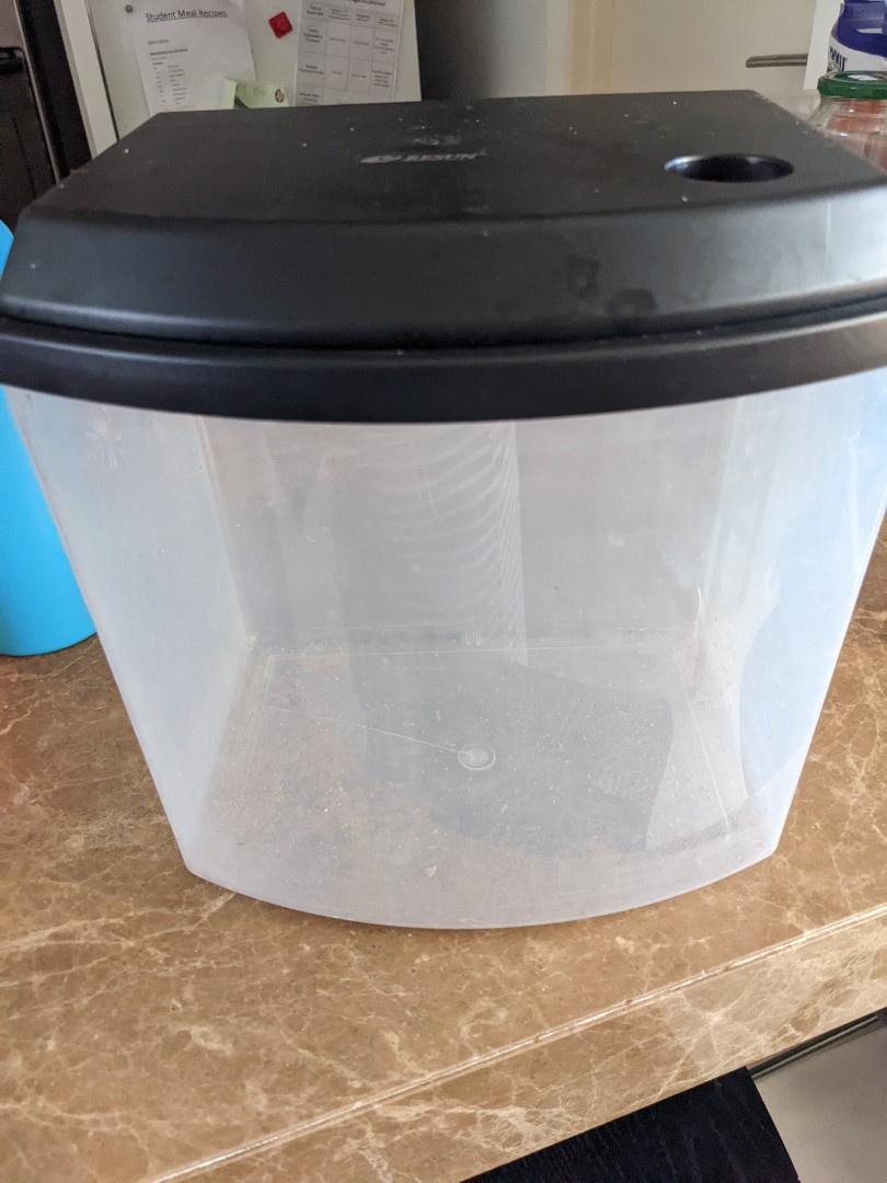 Plastic 1 one gallon tank with lid, Pet Supplies, Homes & Other Pet