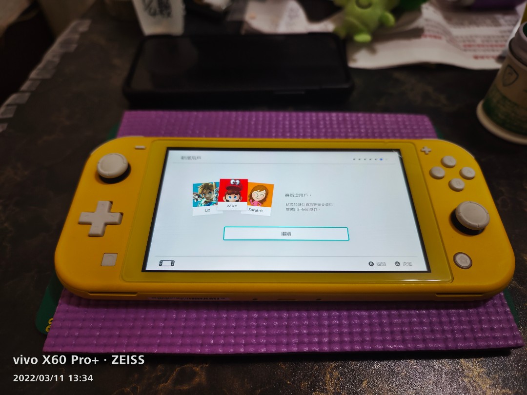 售9.5成新switch lite黃色，無盒裝，副廠充電器，附贈一片遊戲片，三重面交