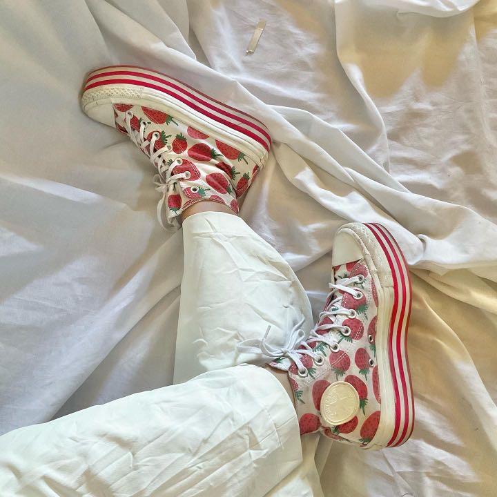 Strawberry platform converse hotsell