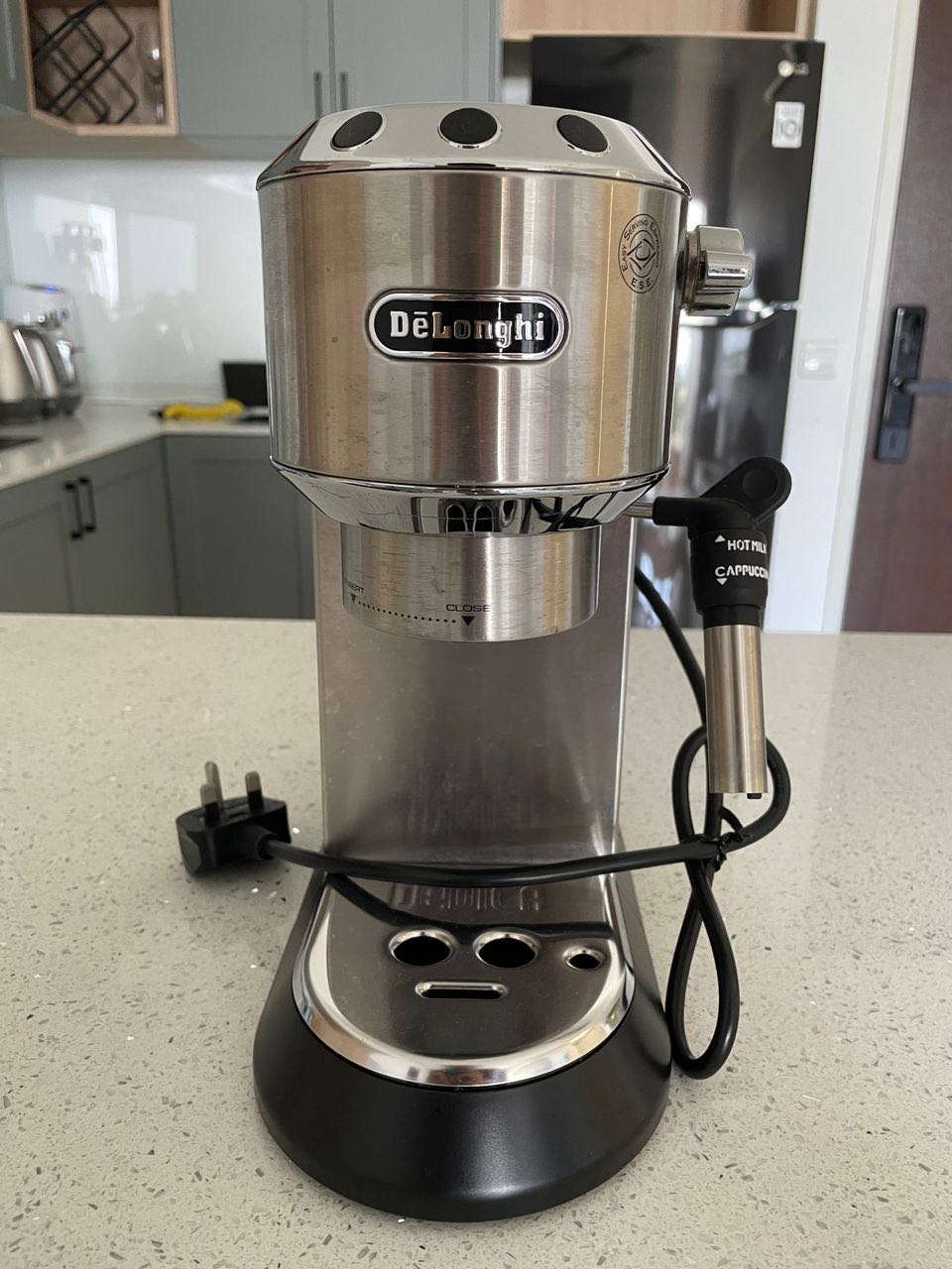 Delonghi Coffee Machine E685, Kitchen & Appliances on Carousell