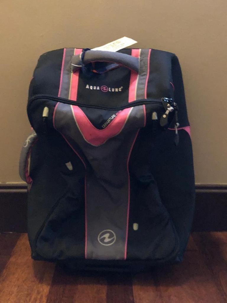 Diving Set (Category: Other Sports Equipment and Supplies) located in Petaling Jaya. Submitted by sukasuki (Listing ID 1150746589, Image 2). Description: Bundle of 1) Aqualung diving wet suit size S 2) Aqualung BCD Size S 3) Aqualung travel handluggage. All prestine condition. Less than 10 dives . Please note that it is best to do cod rather than mailing this item. But if u prefer to use postal service, kindly add the postage amount to the cost o