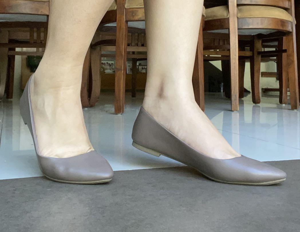 Payless Taupe Grey Flats 6