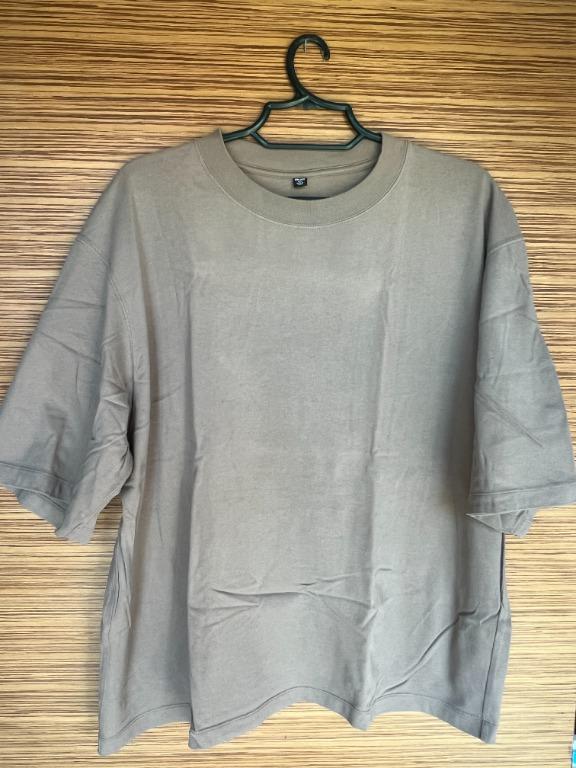 Uniqlo Oversized Shirt (Light brown/tan) (Category: Tshirts & Polo Shirts ) located in Paranaque City. Submitted by rasmercado (Listing ID 1150644344, Image 1). Description: SKU: 274 Quality: 9/10 Color: Light brown/tan Size on Tag: XXL (26" W x 27" L) ❌ NO COD ❌ Payment first before ship out. Method of payment accepted: BDO / BPI / GCash ONLY RFS: Closet clean-out Ships out only on weekends.