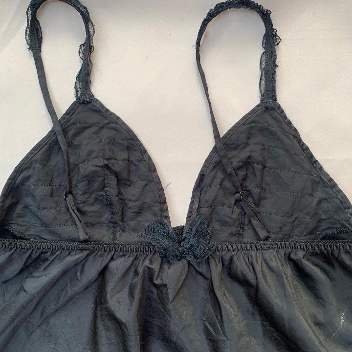 V-cut Sexy Camisole top (Category: Sleeveless) located in Naga. Submitted by nmalemania (Listing ID 1150764617, Image 3). Description: V cut Sexy Top •In excellent condition, no flaws •Like new •fits well with Small-SemiMed •Very flattering for ladies w boobs.
