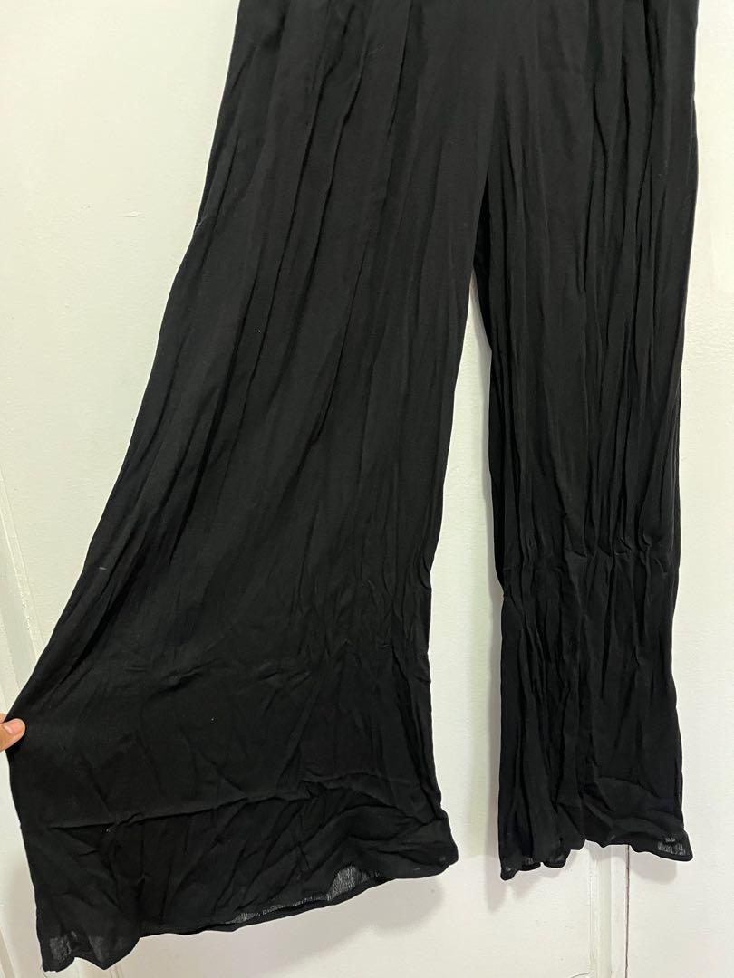 Zalora Basics Deep V Jumpsuit (Category: Jumpsuits) located in Baguio. Submitted by ddkai (Listing ID 1150652639, Image 3). Description: Full-length black jumpsuit with a V neckline. Has pockets. Size: S (international) Can pass off as a gown because it’s a wide leg cut RFS: decluttering and was an impulse buy.