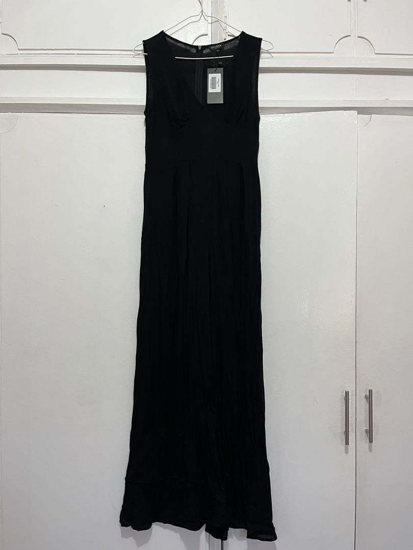 Zalora Basics Deep V Jumpsuit (Category: Jumpsuits) located in Baguio. Submitted by ddkai (Listing ID 1150652639, Image 2). Description: Full-length black jumpsuit with a V neckline. Has pockets. Size: S (international) Can pass off as a gown because it’s a wide leg cut RFS: decluttering and was an impulse buy.