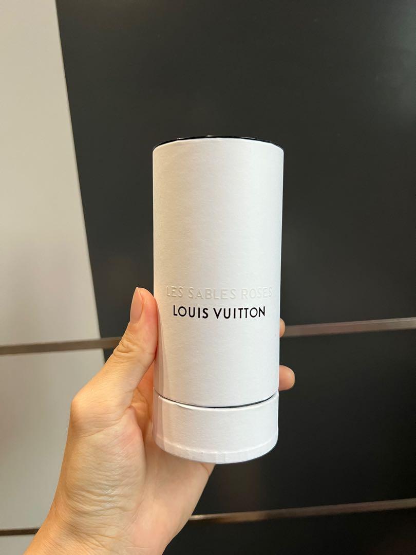 这篇文章。文章标题：Louis Vuitton presents Les Sables Roses