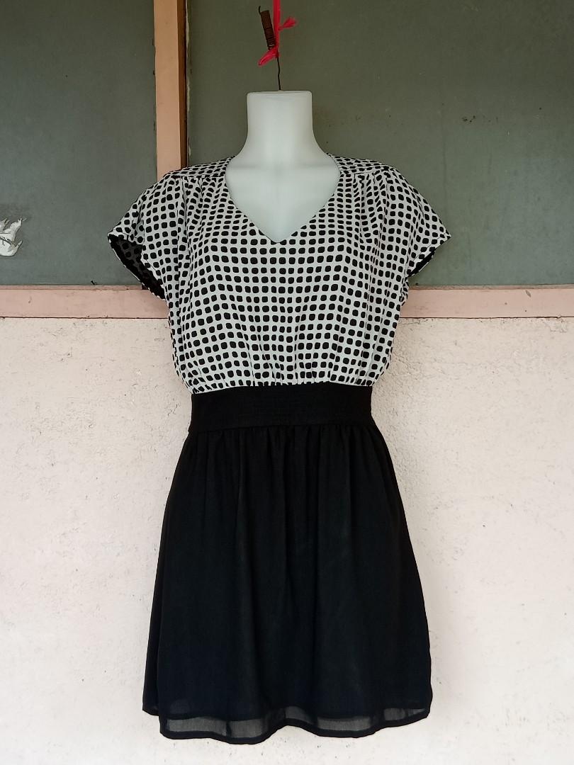 Mango Little Dress (Category: Dresses) located in Quezon City. Submitted by 2ndchancer (Listing ID 1150935569, Image 3). Description: Mango Little Dress fits small see photos for measurements.