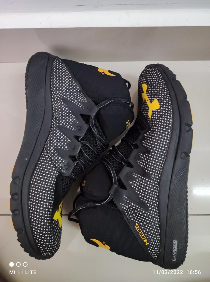Under armour top delta charged
