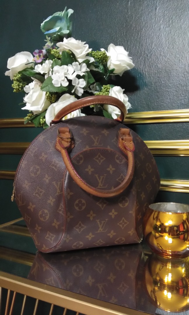 Louis Vuitton karipap, Women's Fashion, Bags & Wallets, Purses & Pouches on  Carousell