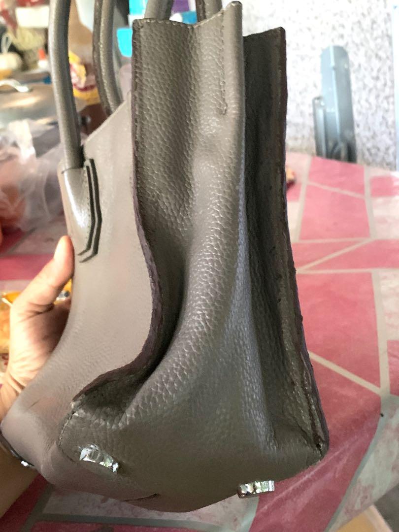 Mk mercer small bag (Category: Luxury Bags & Wallets) located in Tuguegarao City. Submitted by fierceriver_7adc50 (Listing ID 1151099882, Image 3). Description: Ukay source Genuine leather Bawal sa maarte With etiketa Missing sling Ikaw na bahala magpaganda.