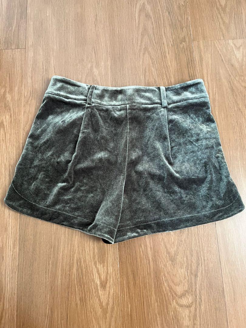 Preloved Mango Velvet Shorts in Army 