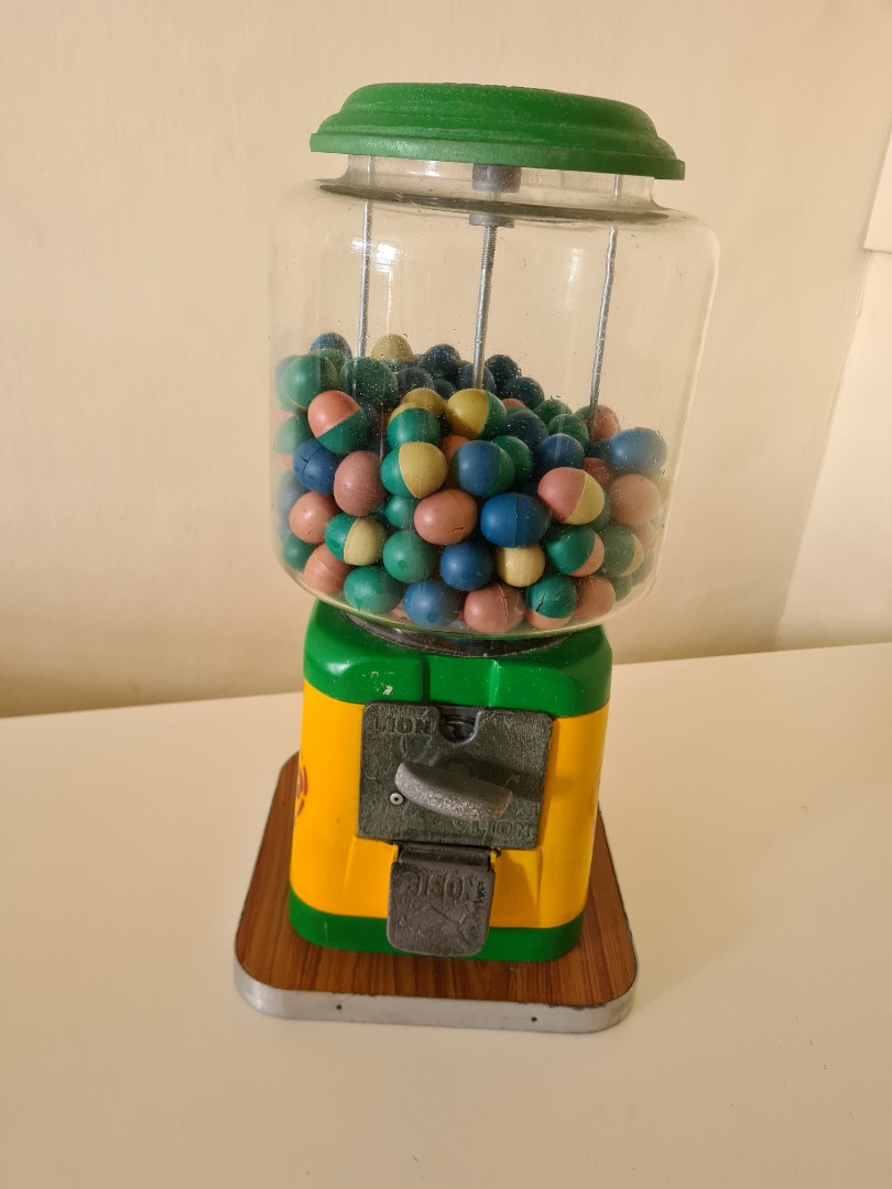 Vintage old schooll candy dispenser, Hobbies & Toys, Memorabilia