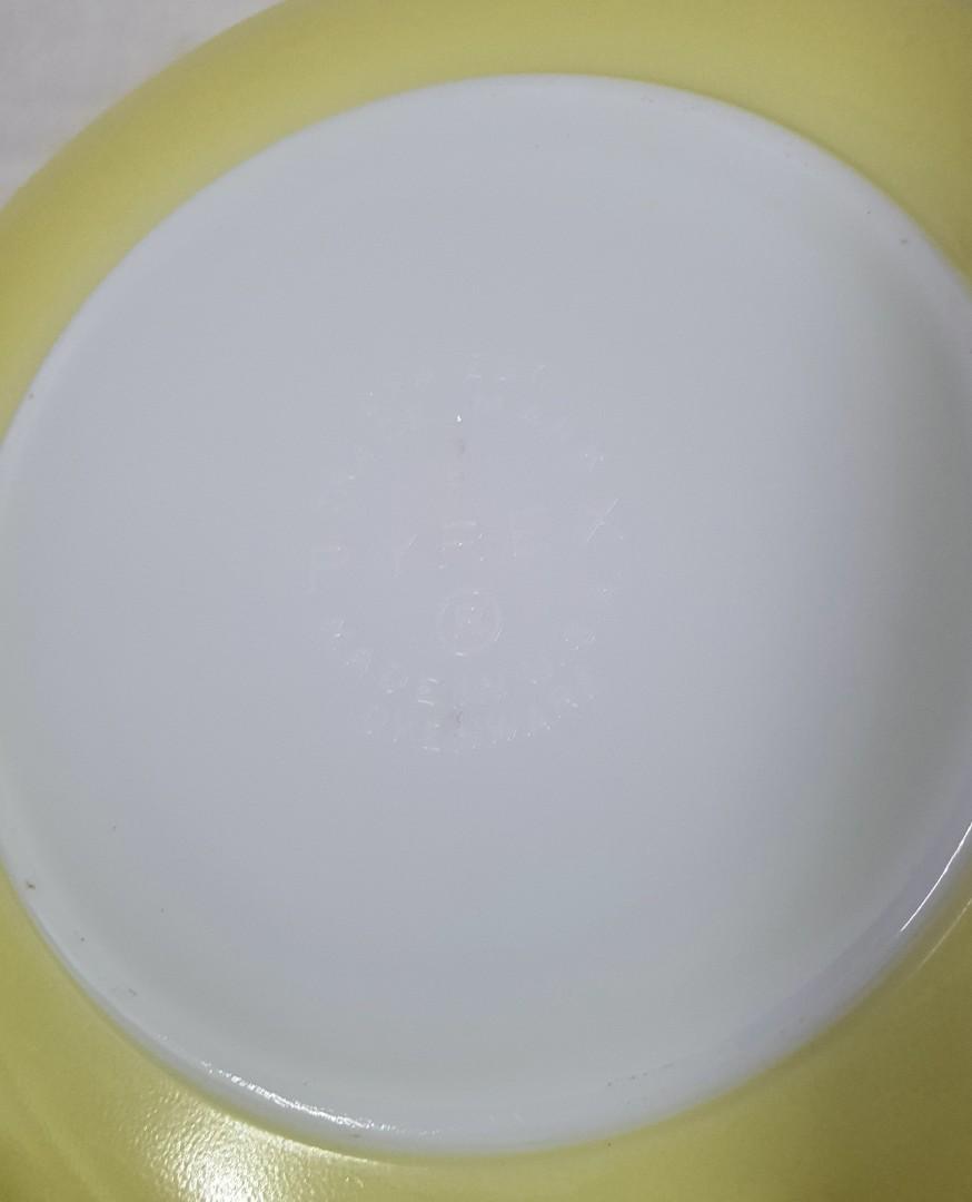 Vintage Pyrex Yellow 2 quartz (Category: Bakeware) located in Quezon City. Submitted by jayrudcollection (Listing ID 1151131926, Image 2). Description: Vintage Pyrex Yellow 2 quartz ovenware with lid Made in USA No sign of usage No box.