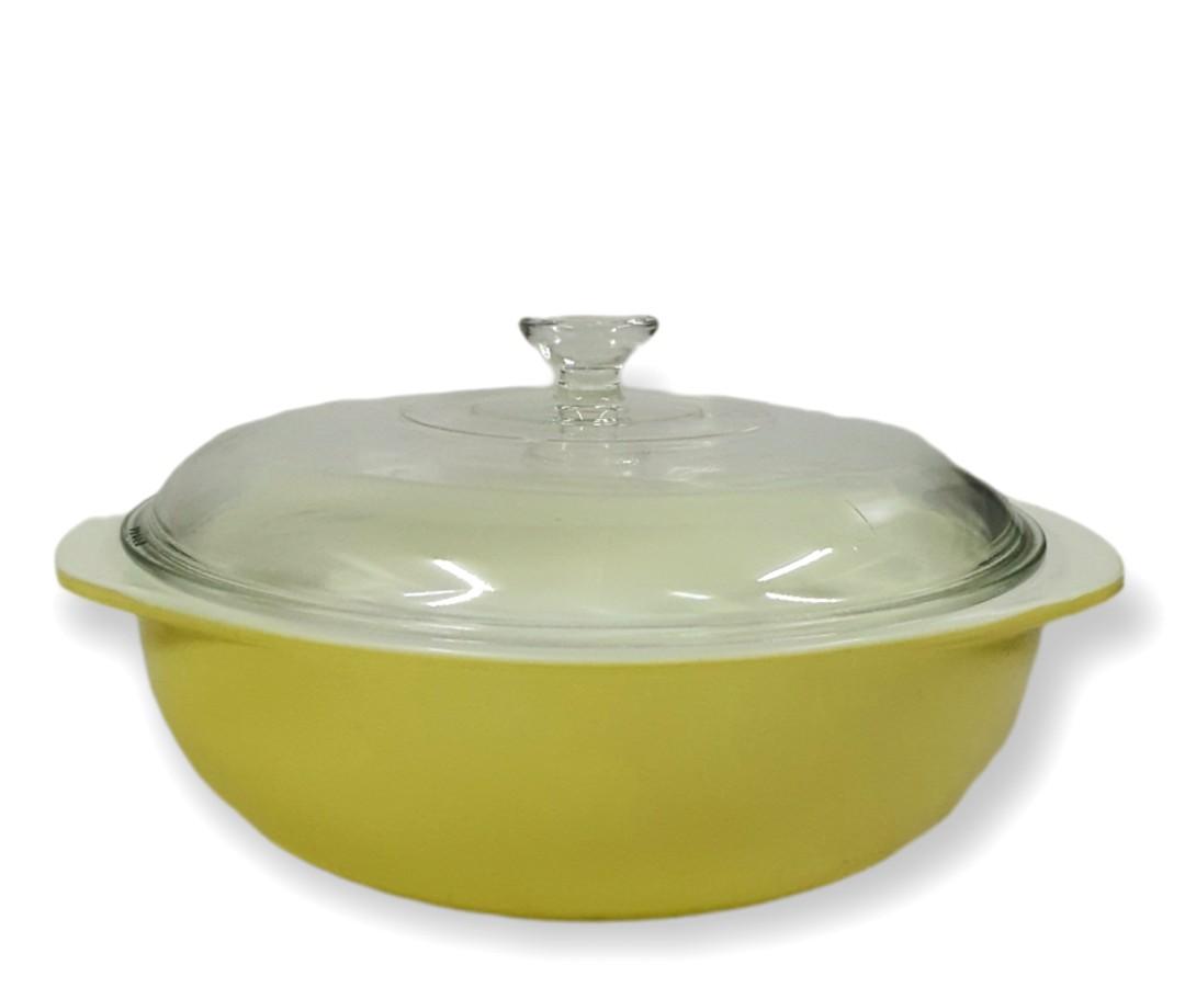 Vintage Pyrex Yellow 2 quartz (Category: Bakeware) located in Quezon City. Submitted by jayrudcollection (Listing ID 1151131926, Image 1). Description: Vintage Pyrex Yellow 2 quartz ovenware with lid Made in USA No sign of usage No box.