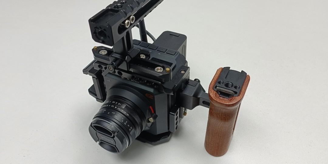 Zcam E2 （分類：相機）位於 Hong Kong。 由 ringo201122 提交（商品編號 1151116213，圖片 1）。簡介： Z CAM E2 機身 行貨 功能強勁，4K 160fps 2019年購自四寶，但冇keep單，齊盒齊配件，只用過不夠十次，因不慣手動對焦所以少用 連small rig cage, ssd mount，smallrig木手柄 機能強勁，用sonyNP電續航力強（最少三小時攝錄 -ProRes 4:2:2 HQ, ProRes 4:2:2, ProRes 4:2:2 LT -通過HDMI輸出在Ninja V 5寸HDR監視器可外錄12-bit ProRes RAW格式 -4K @160fps*視頻錄製, 10 比特顏色位深 -4/3" WDR CMOS 圖像傳感器 -13~15 檔動態範圍,WDR 模式可升至 16 檔 -ZRAW (partial debayer) -經認證授權的 Apple ProRes 編碼格式 -使用 iOS App 進行實