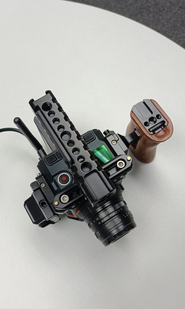 Zcam E2 （分類：相機）位於 Hong Kong。 由 ringo201122 提交（商品編號 1151116213，圖片 2）。簡介： Z CAM E2 機身 行貨 功能強勁，4K 160fps 2019年購自四寶，但冇keep單，齊盒齊配件，只用過不夠十次，因不慣手動對焦所以少用 連small rig cage, ssd mount，smallrig木手柄 機能強勁，用sonyNP電續航力強（最少三小時攝錄 -ProRes 4:2:2 HQ, ProRes 4:2:2, ProRes 4:2:2 LT -通過HDMI輸出在Ninja V 5寸HDR監視器可外錄12-bit ProRes RAW格式 -4K @160fps*視頻錄製, 10 比特顏色位深 -4/3" WDR CMOS 圖像傳感器 -13~15 檔動態範圍,WDR 模式可升至 16 檔 -ZRAW (partial debayer) -經認證授權的 Apple ProRes 編碼格式 -使用 iOS App 進行實