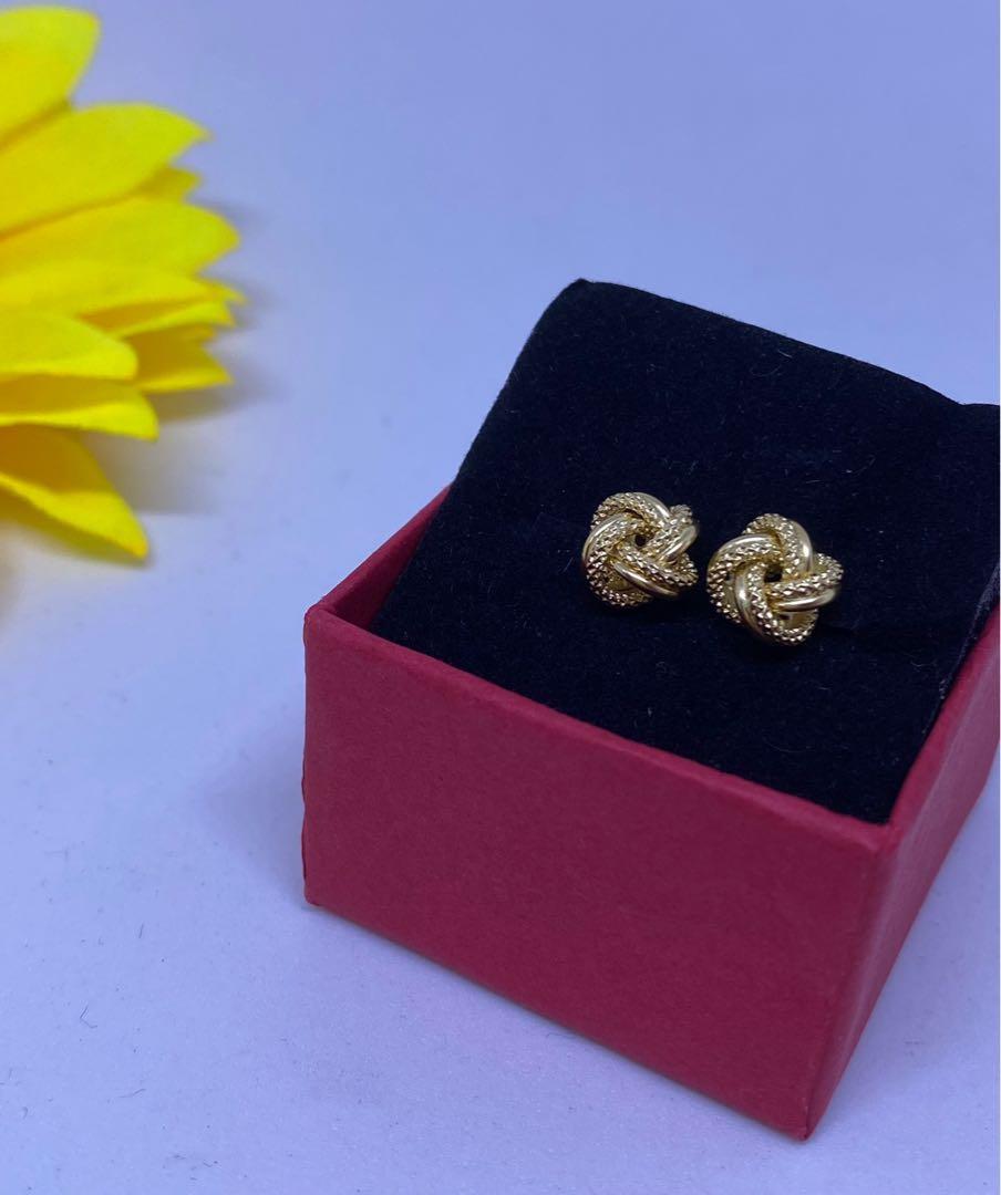 18K Saudi Gold Knot Earrings (Category: Earrings) located in Las Pinas. Submitted by rhei21 (Listing ID 1151262828, Image 1). Description: 18K Saudi Gold Stud Earrings. Knot design. Pawnable. Approx 1.3g.