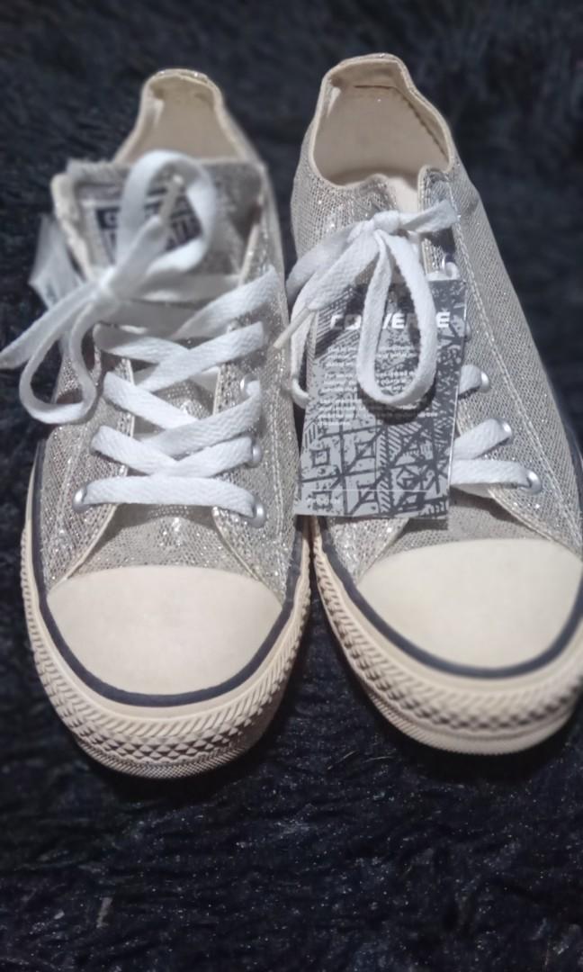 Converse Low cut (Category: Sneakers) located in Quezon City. Submitted by Candy4Less (Listing ID 1151282255, Image 1). Description: BRAND NEW NATAMBAK LANG KAYA NEED LINISIN MADILAW SOLE CONDITION: 8/10.