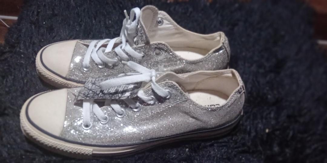 Converse Low cut (Category: Sneakers) located in Quezon City. Submitted by Candy4Less (Listing ID 1151282255, Image 3). Description: BRAND NEW NATAMBAK LANG KAYA NEED LINISIN MADILAW SOLE CONDITION: 8/10.